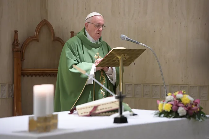 Papa Francesco a Santa Marta | Papa Francesco durante la celebrazione di una Messa nella cappella della Domus Sanctae Marthae | L'Osservatore Romano / ACI Group