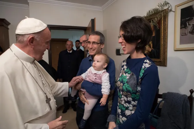 Il Papa visita famiglie di ex sacerdoti |  | Osservatore Romano/ Aci Group