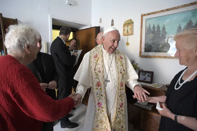 Papa Francesco ad Ostia | Papa Francesco benedice le case ad Ostia, 19 maggio 2017 | L'Osservatore Romano / ACI Group