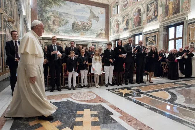 Papa Francesco in Sala Clementina | Papa Francesco incontra in Sala Clementina i membri della Lega di Preghiera Beato Carlo Imperatore, Palazzo Apostolico, 14 ottobre 2017 | L'Osservatore Romano / ACI Group