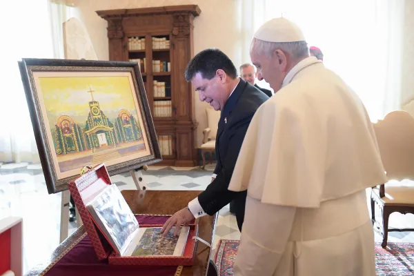 Il presidente del Paraguay Horacio Cartes con Papa Francesco, Palazzo Apostolico, 20 gennaio 2017 / L'Osservatore Romano / ACI Group