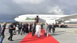 Papa Francesco arriva in Colombia, e viene accompagnato dal presidente Manuel Santos e consorte sceso dalla scaletta dell'aereo, Bogotà, 6 settembre 2017 / L'Osservatore Romano / ACI Group