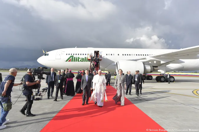 Papa Francesco in Colombia | Papa Francesco arriva in Colombia, e viene accompagnato dal presidente Manuel Santos e consorte sceso dalla scaletta dell'aereo, Bogotà, 6 settembre 2017 | L'Osservatore Romano / ACI Group