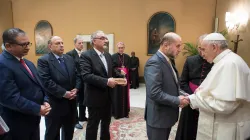 Papa Francesco incontra i partecipanti alla riunione del Comitato Permanente per il Dialogo con Personalità religiose della Palestina, promossa dal Pontificio Consiglio per il Dialogo Interreligioso, Auletta Paolo VI, 6 dicembre 2017 / L'Osservatore Romano / ACI Group 