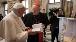 Il Cardinale Petr Erdo, arcivescovo di Esztergom - Budapest, dona al Papa la Bibbia in lingua lovarì, la più diffusa lingua rom di Ungheria, Vaticano, Palazzo Apostolico, 20 novembre 2017 / L'Osservatore Romano / ACI Group