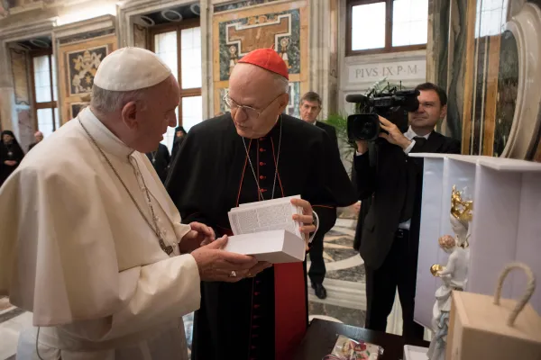 Il Cardinale Petr Erdo, arcivescovo di Esztergom - Budapest, dona al Papa la Bibbia in lingua lovarì, la più diffusa lingua rom di Ungheria, Vaticano, Palazzo Apostolico, 20 novembre 2017 / L'Osservatore Romano / ACI Group