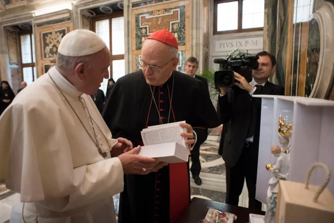 Papa Francesco e Cardinale Petr Erdo | Il Cardinale Petr Erdo, arcivescovo di Esztergom - Budapest, dona al Papa la Bibbia in lingua lovarì, la più diffusa lingua rom di Ungheria, Vaticano, Palazzo Apostolico, 20 novembre 2017 | L'Osservatore Romano / ACI Group