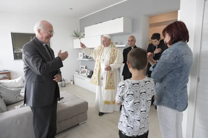 Papa Francesco ad Ostia | Papa Francesco benedice le case ad Ostia, 19 maggio 2017 | L'Osservatore Romano / ACI Group