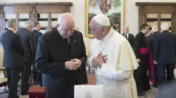 Fra' Giacomo Dalla Torre, Luogotenente del Sovrano Militare Ordine di Malta, conversa con Papa Francesco al momento dello scambio dei doni, Palazzo Apostolico, 23 giugno 2017 / L'Osservatore Romano / ACI Group