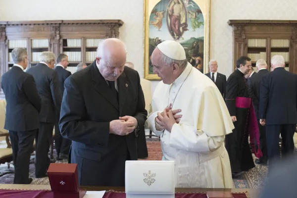 Fra' Giacomo Dalla Torre, Luogotenente del Sovrano Militare Ordine di Malta, conversa con Papa Francesco al momento dello scambio dei doni, Palazzo Apostolico, 23 giugno 2017 / L'Osservatore Romano / ACI Group