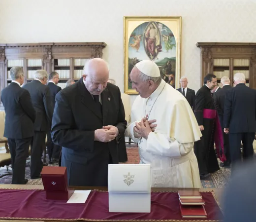 Fra' Giacomo Dalla Torre e Papa Francesco | Fra' Giacomo Dalla Torre, Luogotenente del Sovrano Militare Ordine di Malta, conversa con Papa Francesco al momento dello scambio dei doni, Palazzo Apostolico, 23 giugno 2017 | L'Osservatore Romano / ACI Group