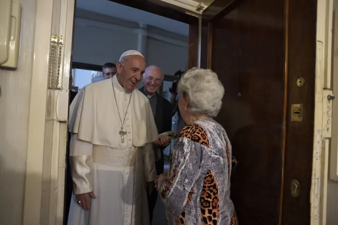 Papa Francesco ad Ostia | Papa Francesco benedice le case ad Ostia, 19 maggio 2017 | L'Osservatore Romano / ACI Group