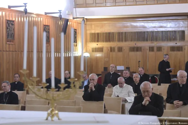 Una immagine di Papa Francesco durante gli esercizi spirituali di Quaresima nella Casa Divin Maestro di Ariccia / L'Osservatore Romano / ACI Group