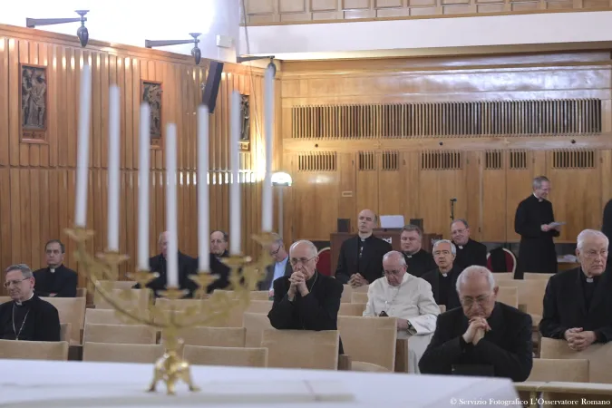 Papa Francesco agli esercizi spirituali | Una immagine di Papa Francesco durante gli esercizi spirituali di Quaresima nella Casa Divin Maestro di Ariccia | L'Osservatore Romano / ACI Group