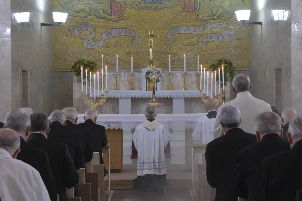 Un momento degli esercizi spirituali di Quaresima, ad Ariccia, presso la Casa Divin Maestro / L'Osservatore Romano / ACI Group