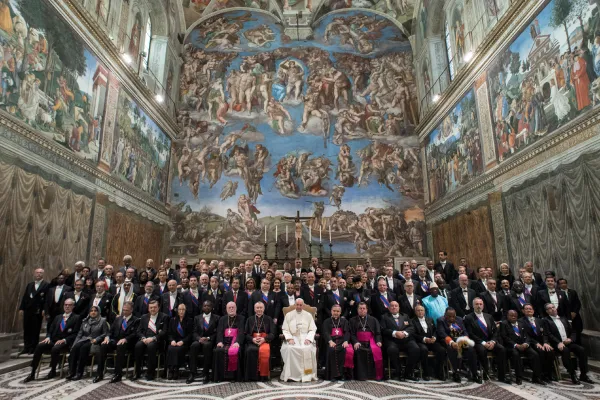 Foto di gruppo di Papa Francesco e gli ambasciatori accreditati presso la Santa Sede dopo l'incontro in Sala Regia, Cappella Sistina, 8 gennaio 2018 / Vatican Media / ACI Group