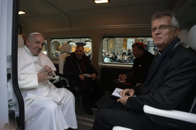 Papa Francesco in viaggio da Lund a Malmoe | Papa Francesco con il rev. Junge, il vescovo Yunan e il Cardinale Koch nel pullmino che lo porta da Lund alla Malmoe Arena, Lund, 31 ottobre 2016 | L'Osservatore Romano / ACI Group