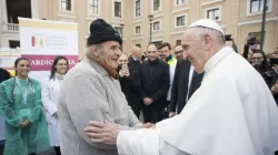 Papa Francesco nella visita a sorpresa dello scorso anno al presidio sanitario per la Giornata Mondiale dei Poveri, piazza Pio XII, 16 novembre 2018 / Vatican Media / ACI Group