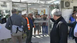 Il Cardinale Konrad Krajewski in visita all'hot spot di Moria, Isola di Lesbo, 9 maggio 2019  / Vatican Media / ACI Group