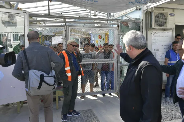 Il Cardinale Konrad Krajewski in visita all'hot spot di Moria, Isola di Lesbo, 9 maggio 2019  / Vatican Media / ACI Group