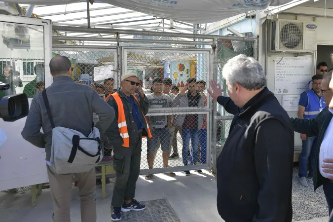 Cardinale Konrad Krajewski | Il Cardinale Konrad Krajewski in visita all'hot spot di Moria, Isola di Lesbo, 9 maggio 2019  | Vatican Media / ACI Group