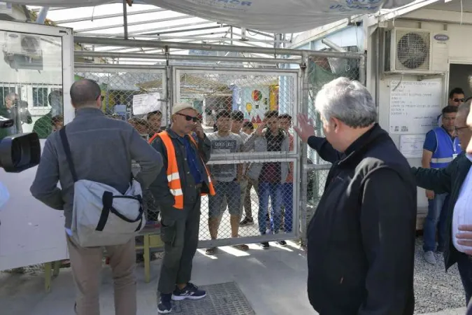 Il Cardinale Konrad Krajewski in visita all'hot spot di Moria, Isola di Lesbo, 9 maggio 2019  |  | Vatican Media / ACI Group