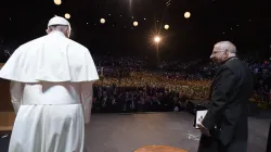 Papa Francesco con il vescovo Yunan nella Malmoe Arena per l'evento ecumenico, Malmoe, 31 ottobre 2016 / L'Osservatore Romano / ACI Group