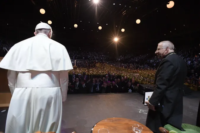 Papa Francesco e vescovo Yunan | Papa Francesco con il vescovo Yunan nella Malmoe Arena per l'evento ecumenico, Malmoe, 31 ottobre 2016 | L'Osservatore Romano / ACI Group