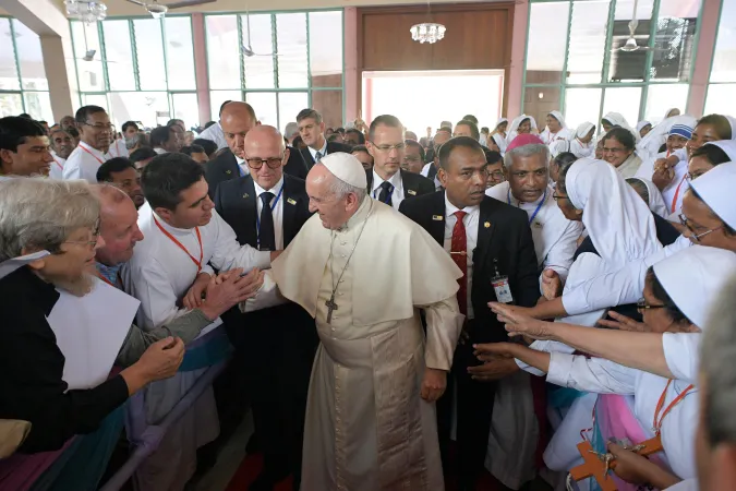 Papa Francesco in Bangladesh | Papa Francesco incontra sacerdoti e religiosi del Bangladesh nella Holy Rosary Church di Tejgaon, 2 dicembre 2017 | L'Osservatore Romano / ACI Group