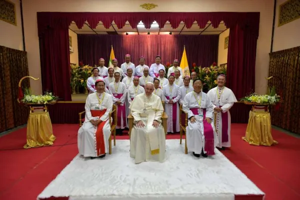 Papa Francesco con i vescovi del Myanmar durante il suo viaggio del 2017 / Vatican Media / ACI Group