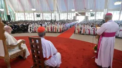 Papa Francesco incontra sacerdoti e religiosi del Bangladesh nella Holy Rosary Church di Tejgaon, 2 dicembre 2017 / L'Osservatore Romano / ACI Group