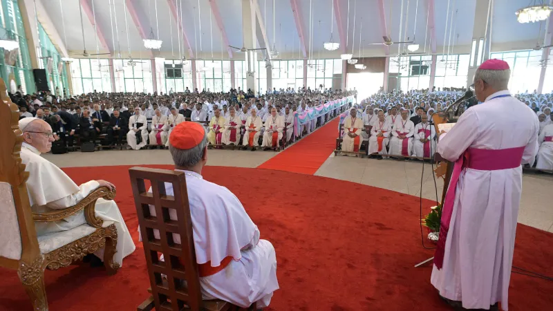 Papa Francesco in Bangladesh | Papa Francesco incontra sacerdoti e religiosi del Bangladesh nella Holy Rosary Church di Tejgaon, 2 dicembre 2017 | L'Osservatore Romano / ACI Group