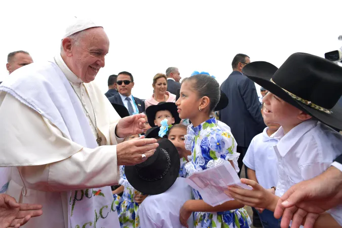 Il Papa con i bambini della Colombia |  | Osservatore Romano/ Aci Group