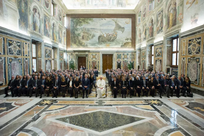 Papa Francesco e i dirigenti delle Poste | Papa Francesco incontra i dirigenti e i dipendenti delle Poste, Sala Clementina, Palazzo Apostolico, 10 febbraio 2018 | Vatican Media / ACI Group