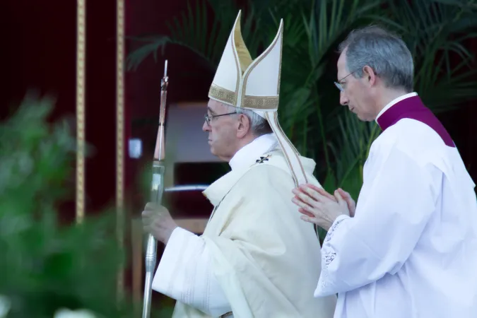 Papa Francesco al Corpus Domini | Papa Francesco durante la celebrazione del Corpus Domini, sagrato della Basilica di San Giovanni in Laterano, 18 giugno 2017 | Daniel Ibanez / ACI Group