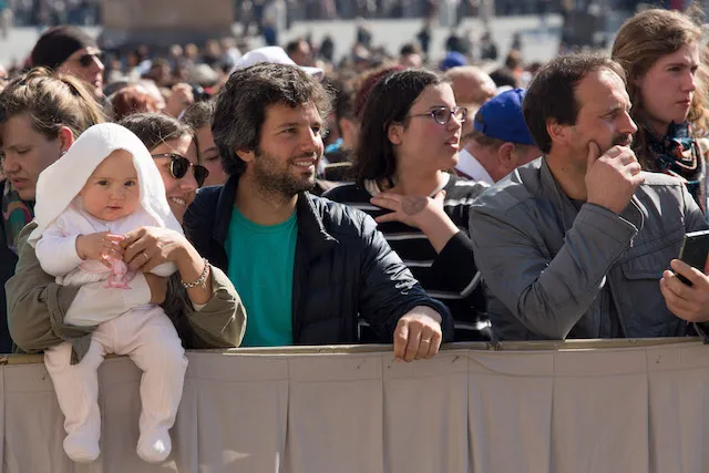 Una famiglia in piazza san Pietro |  | Daniel Ibanez/ CNA