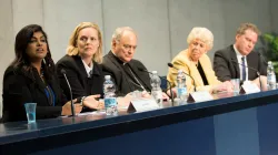 La presentazione del Workshop a Casina Pio IV. Al centro, l'arcivescovo Sanchez Sorondo, Cancelliere della Pontificia accademia delle Scienze Sociali, e Margaret Archer, presidente / Daniel Ibanez / ACI Group