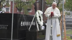 Papa Francesco in preghiera all'Atomic Bomb Hypocenter Park di Nagasaki, 24 novembre 2019
 / Vatican Media / ACI Group