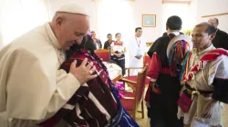 Papa Francesco incontra rappresentanti indigeni durante il viaggio in Messico, febbraio 2016. Da sempre, la Chiesa lotta per preservare le culture locali / L'Osservatore Romano / ACI Group