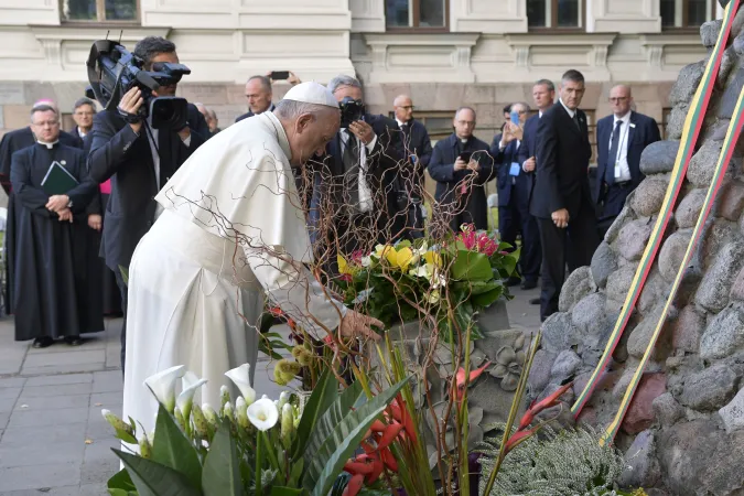 Il Papa rende omaggio al monumento che commemora la Shoa a Vilnius |  | Vatican media/ Aci Group