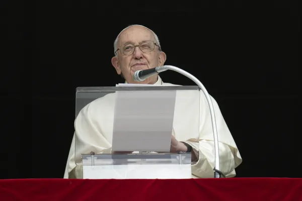 Papa Francesco dalla finestra del suo studio nel Palazzo Apostolico / Vatican Media / ACI Group