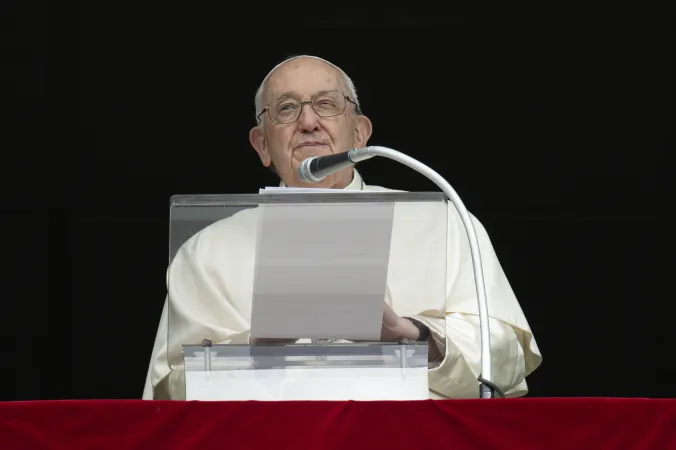 Papa Francesco, Regina Coeli | Papa Francesco dalla finestra del suo studio nel Palazzo Apostolico | Vatican Media / ACI Group