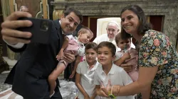 Papa Francesco incontra la famiglia Guimaraes de Mello, Palazzo Apostolico Vaticano, 26 agosto 2022 / Vatican Media / ACI Group