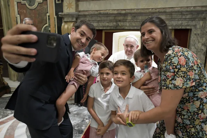 Papa Francesco, Guimaraes de Mello | Papa Francesco incontra la famiglia Guimaraes de Mello, Palazzo Apostolico Vaticano, 26 agosto 2022 | Vatican Media / ACI Group