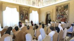 Papa Francesco con le Figlie della Carità Canossiane, Palazzo Apostolico Vaticano, 26 agosto 2022 / Vatican Media / ACI Group