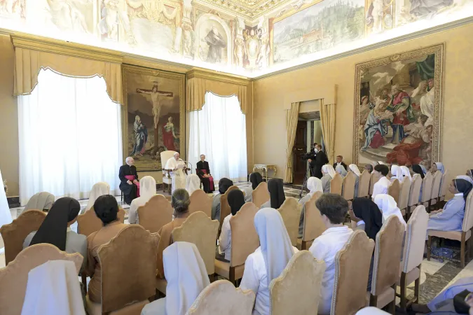 Papa Francesco, Figlie della Carità Canossiane | Papa Francesco con le Figlie della Carità Canossiane, Palazzo Apostolico Vaticano, 26 agosto 2022 | Vatican Media / ACI Group