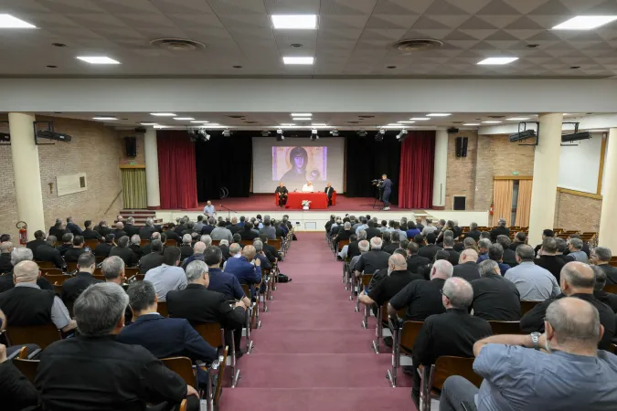 Papa Francesco, Pontificia Università Salesiana | Papa Francesco con i sacerdoti della diocesi di Roma, Pontificia Università Salesiana | Vatican Media / ACI Gropup