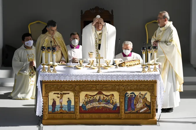 Papa Francesco celebra la la Messa al GSP Stadium di Nicosia, Cipro | Papa Francesco celebra la la Messa al GSP Stadium di Nicosia, Cipro | Vatican Media/ACI Group