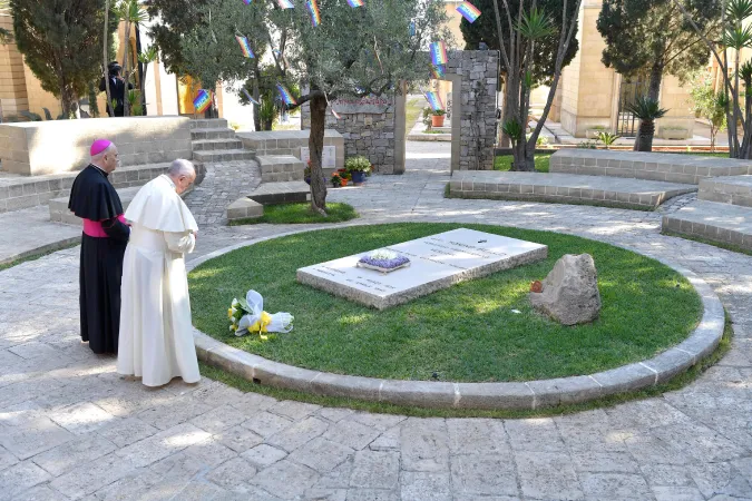 Papa Francesco prega sulla tomba di Don Tonino Bello |  | Vatican Media / ACI Group