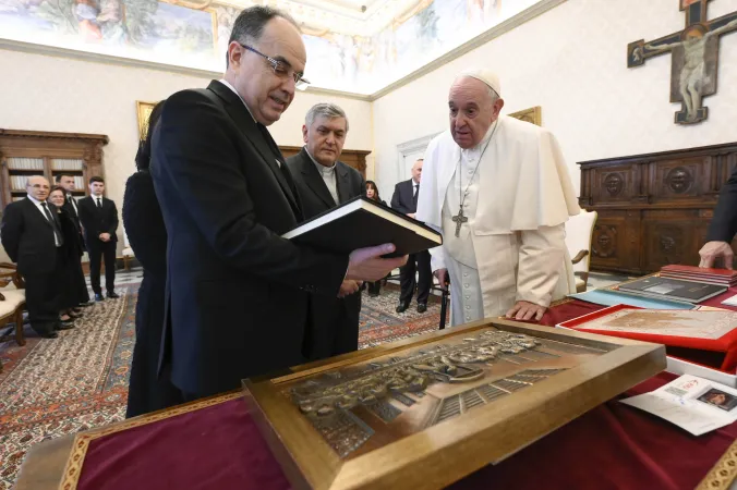 Papa Francesco e presidente Albania | Papa Francesco e il presidente albanese Bagaj, Palazzo Apostolico Vaticano, 2 dicembre 2022 | Vatican Media / ACI Group